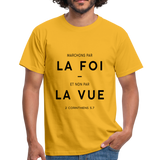T-shirt chrétien Homme : 2 Corinthiens 5:7 - jaune